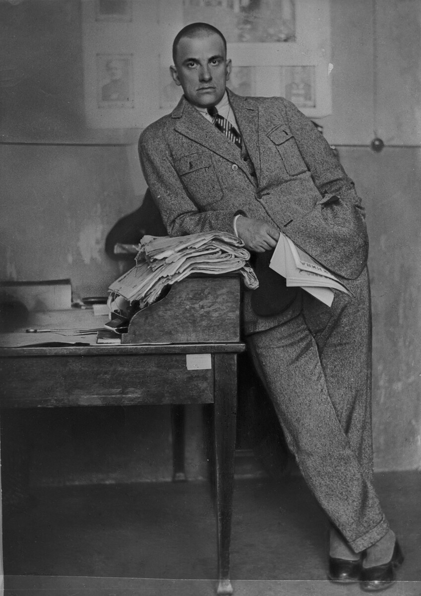 El poeta Vladímir Vladímirovich Maiakovski (1893-1930) en 1924.
