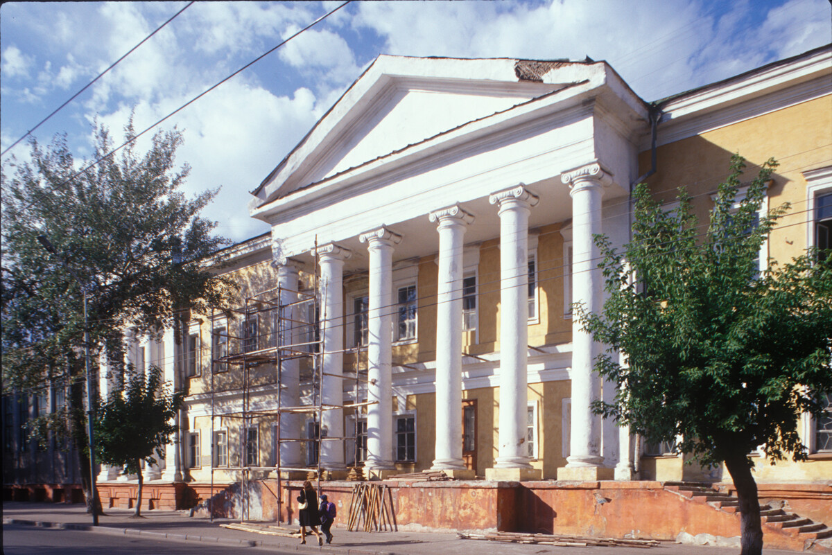 Edificio del Corpo dei cadetti siberiani (via Lenin 26), costruito negli anni Venti dell’Ottocento. Nel periodo prerivoluzionario, la strada era conosciuta come Chernavin Prospekt, dal nome di un popolare sindaco progressista. 15 settembre 1999

