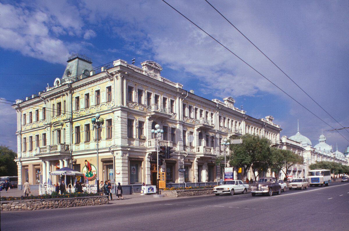 Hotel “Rossija” (via Lenin 18). Costruito da Iliodor Khvorinov nel 1905-07; ampliato nel 1915. 15 settembre 1999 

