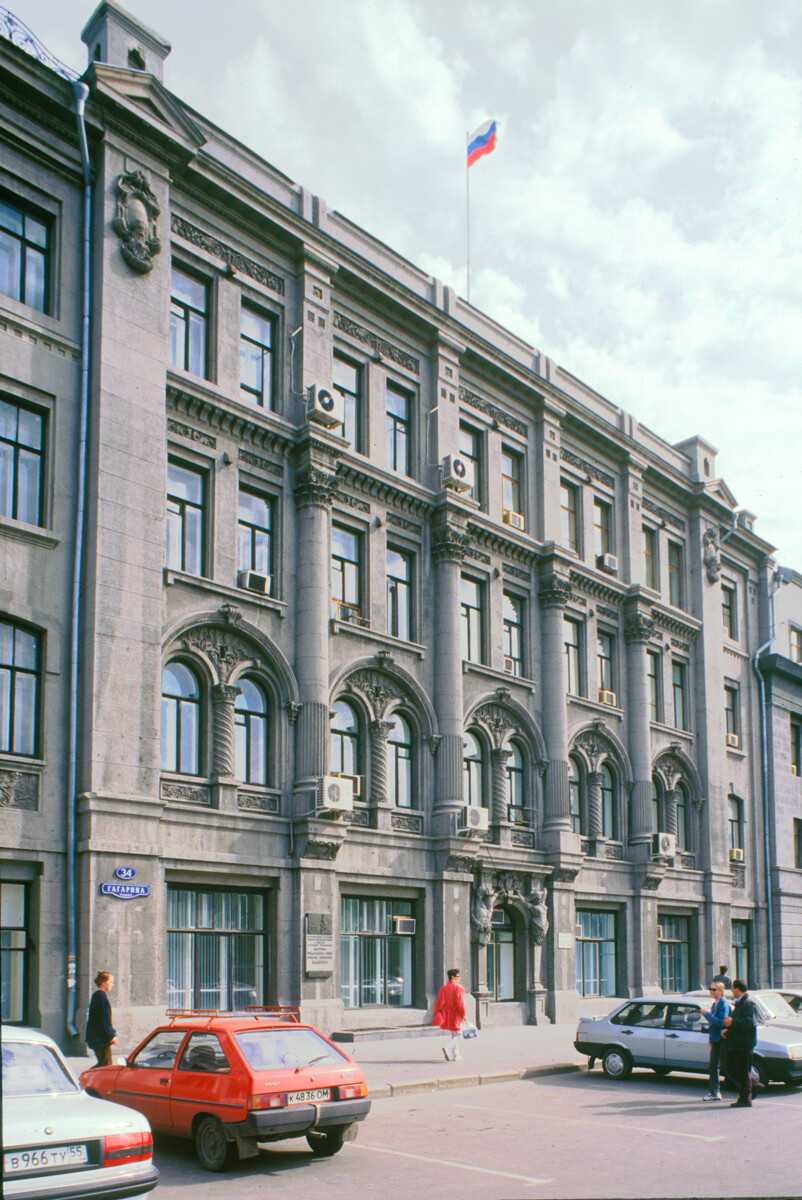 Banca Russo-Asiatica (via Gagarin 34), costruita nel 1915-17 da Fjodor Chernomorchenko. Ora Municipio di Omsk. 16 settembre 1999 

