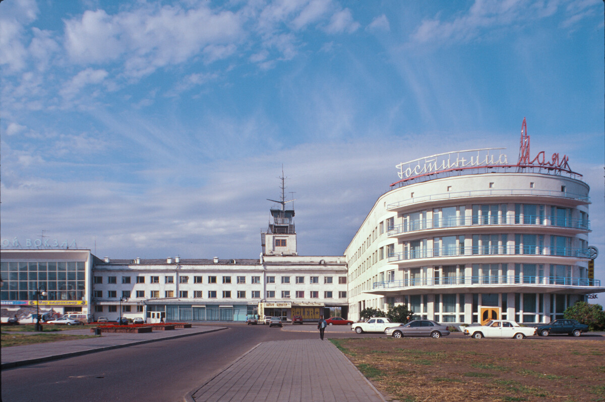 Stazione fluviale di Omsk e hotel “Majak”. Eccellente esempio di “architettura neocostruttivista”, edificato sul sito della fortezza originale di Omsk nel 1958-64 dall’architetto leningradese Timofej Sadovskij. 15 settembre 1999 