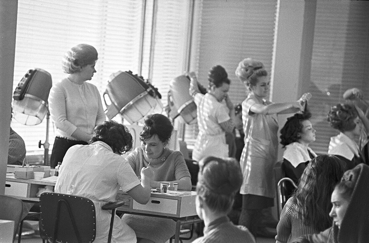 Tipico negozio sovietico di parrucchiera. Solitamente c’erano anche dei tavoli per la manicure, 1967