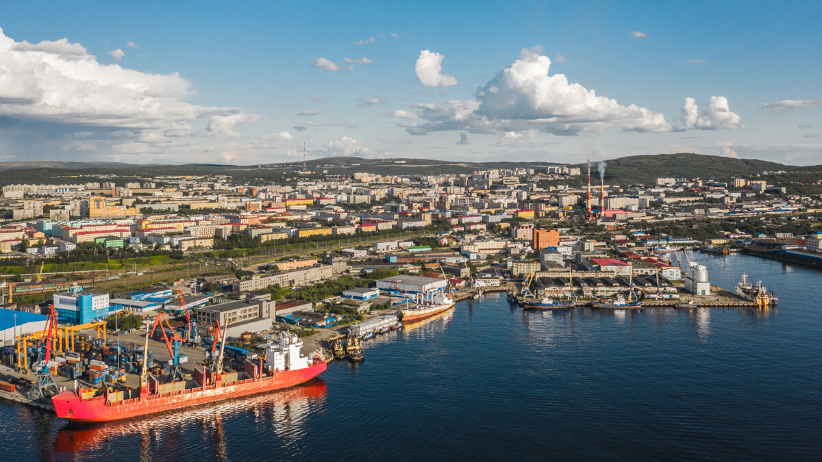 Murmansk, glavno mesto Kolske regije, ki se nahaja na severni obali polotoka Kola, nedaleč od ruske meje z Norveško.  S približno 270.000 prebivalci je največje mesto na svetu severno od Arktičnega kroga.