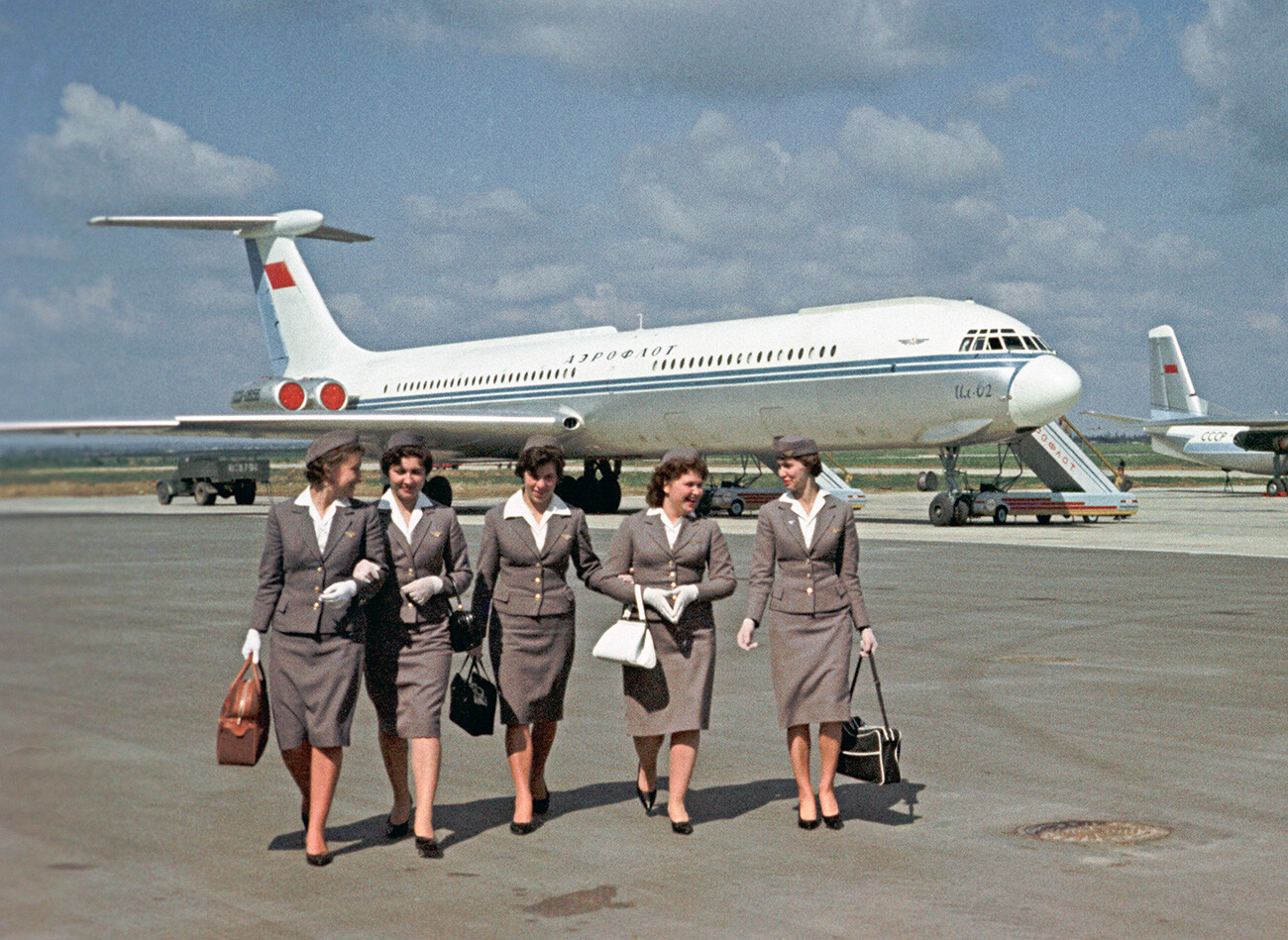 El primer avión de pasajeros intercontinental soviético Il-62. Avión Il-62 de Aeroflot en el aeropuerto de Vnúkovo.