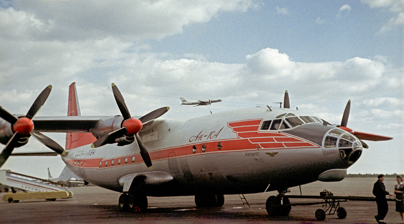 Avión soviético de pasajeros de medio alcance An-10A de la compañía aérea Aeroflot en el aeropuerto. 