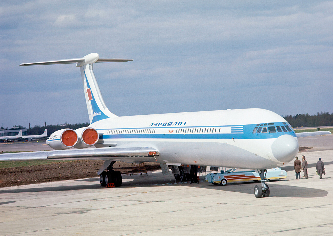 El primer avión de pasajeros soviético de larga distancia Il-62,
desarrollado en la década de 1960 por la Oficina de diseño de Serguéi Iliushin (ahora Oficina de Diseño Iliushin).