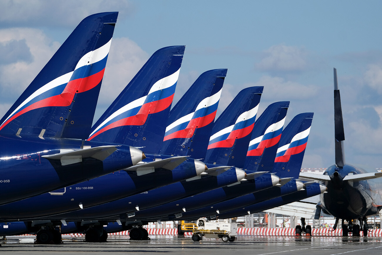 Sujói Superjet 100 en el aparcamiento de aviones del aeropuerto moscovita de Sheremétievo.