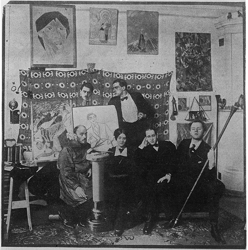 Maiakósvi com os amigos no estúdio de Nikolai Kulbin, 1915.