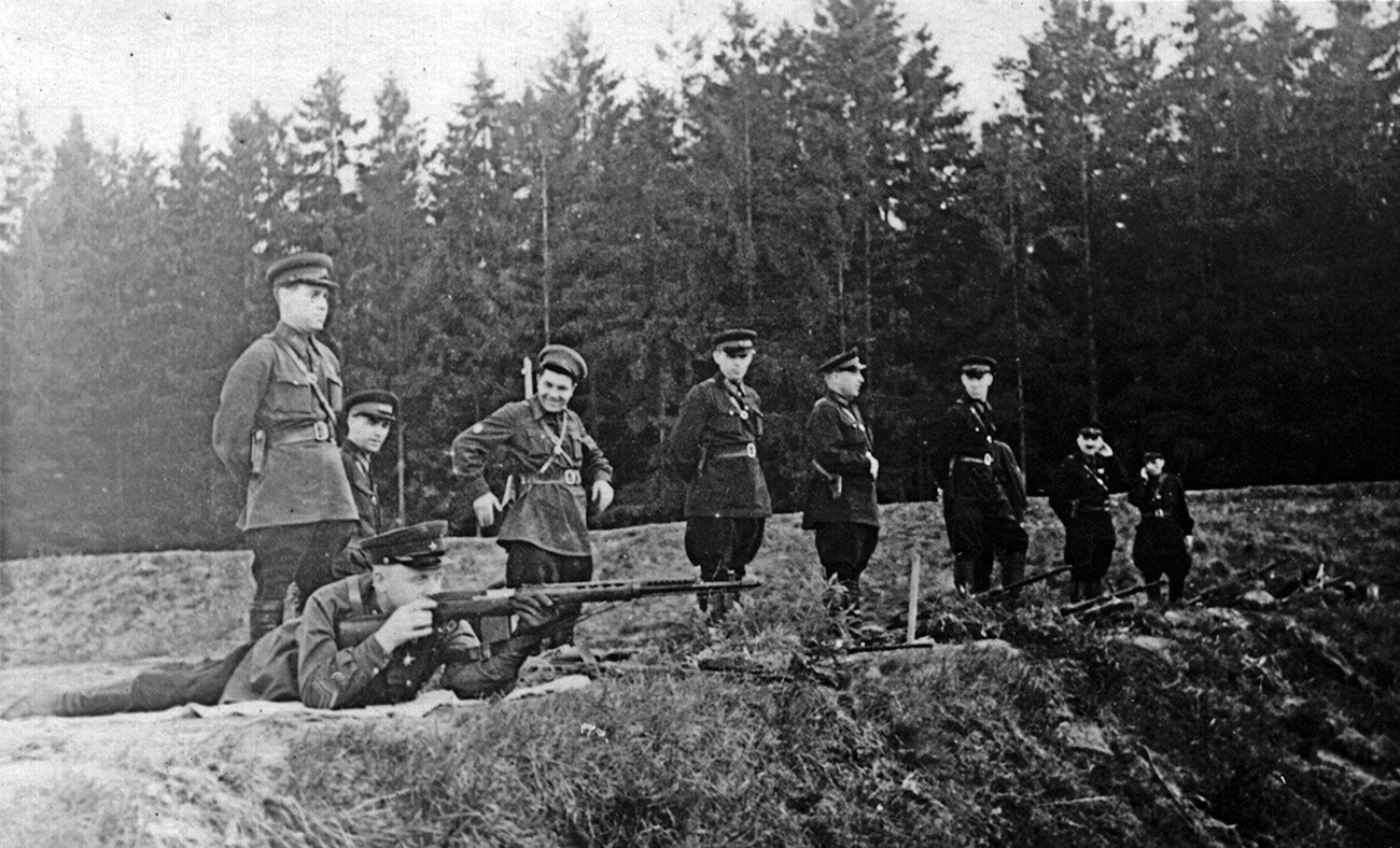 Predstavniki moskovske milice na vojaškem strelišču, kjer se pod vodstvom vojaških kolegov učijo streljanja s takrat najnovejšo puško SVT-40. Fotografija je posnete ne prej kot leta 1940. 