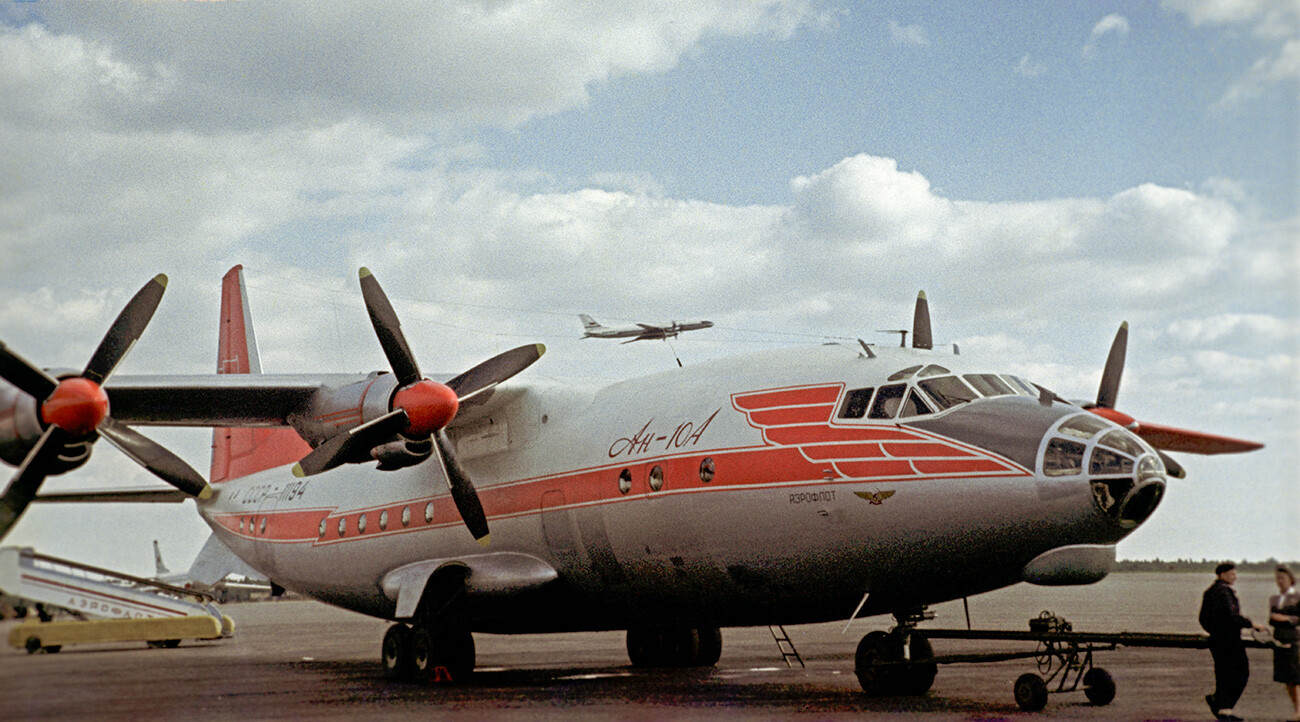 L’avion de transport de passagers moyen-courrier soviétique An-10A

