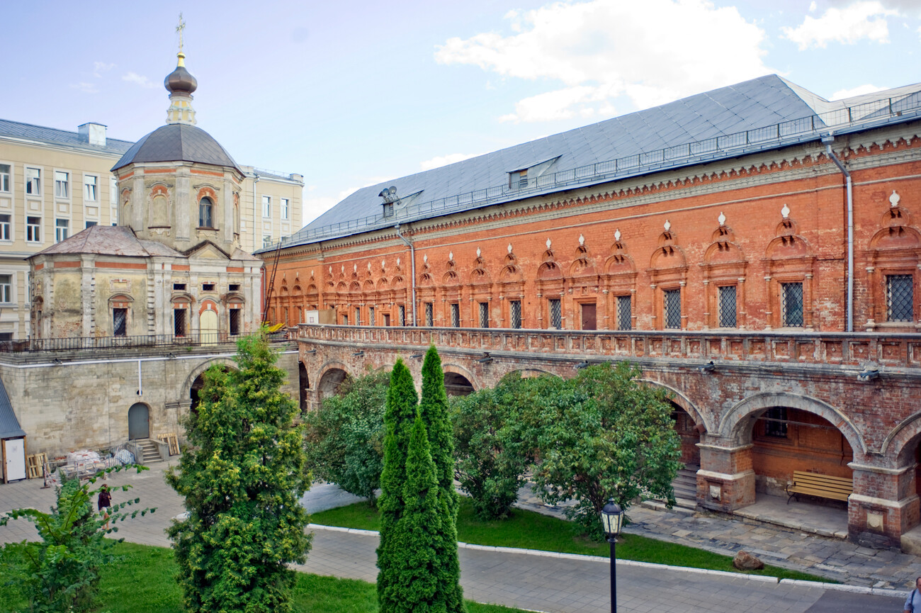 Alto Monasterio de Petrovski. Claustros, fachada este con la iglesia de San Pacomio el Grande (izquierda). Foto: 2 de agosto de 2015
