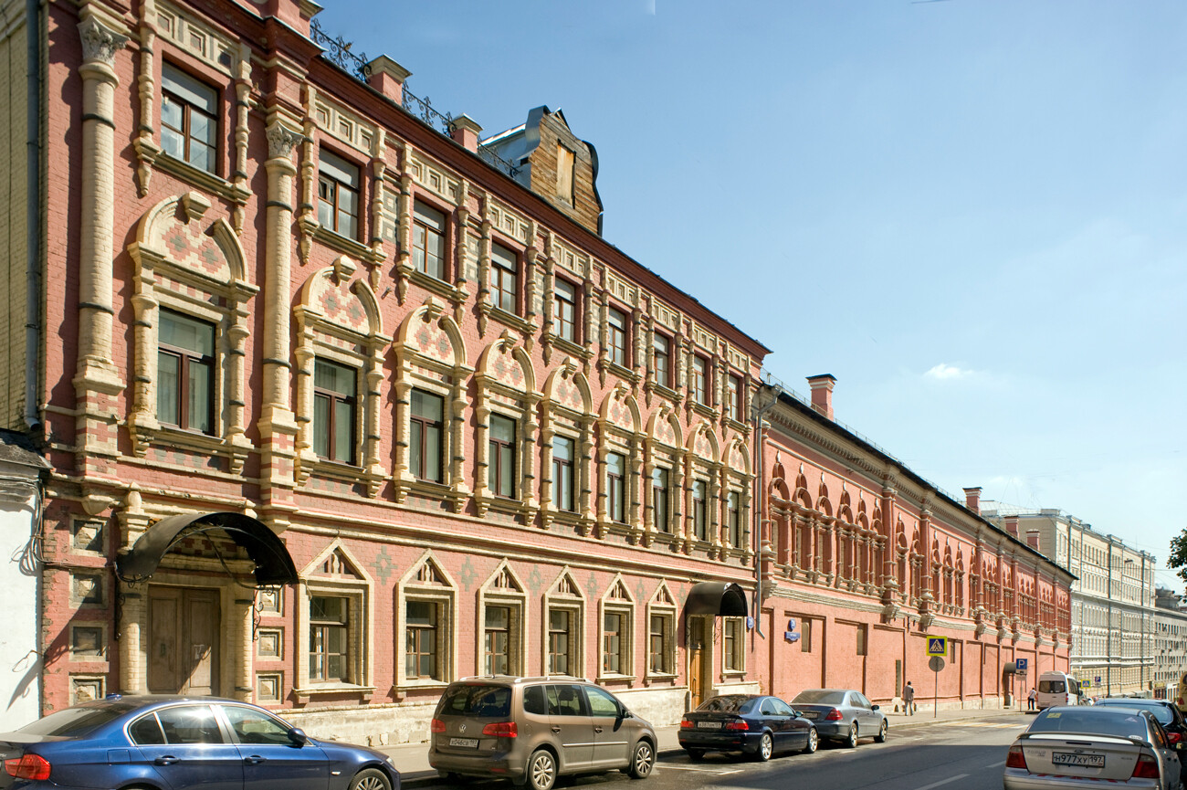 Alto Monasterio de Petrovski. Claustros, fachada de la calle Petrovka con los Claustros Nuevos (izquierda). Foto: 22 de agosto de 2015