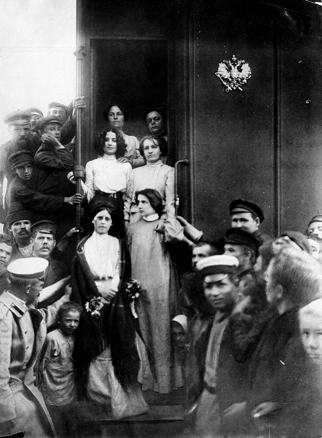 María Spiridónova (en el centro, con gafas), 1905
