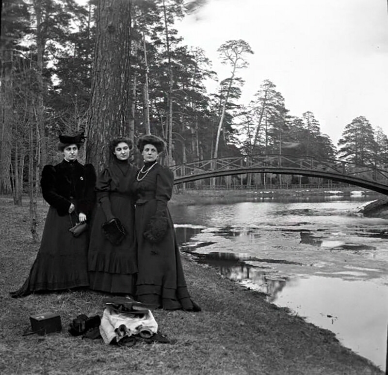 Весенняя прогулка в Сокольники. Олений парк. Позади мост на остров, 1900-е