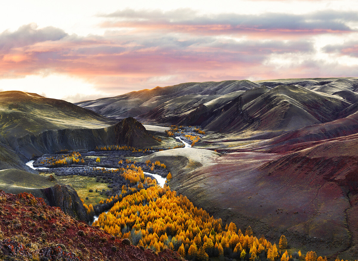 The Kyzylshin river at sunset, autumn. Altai Republic, Kosh-Agach district