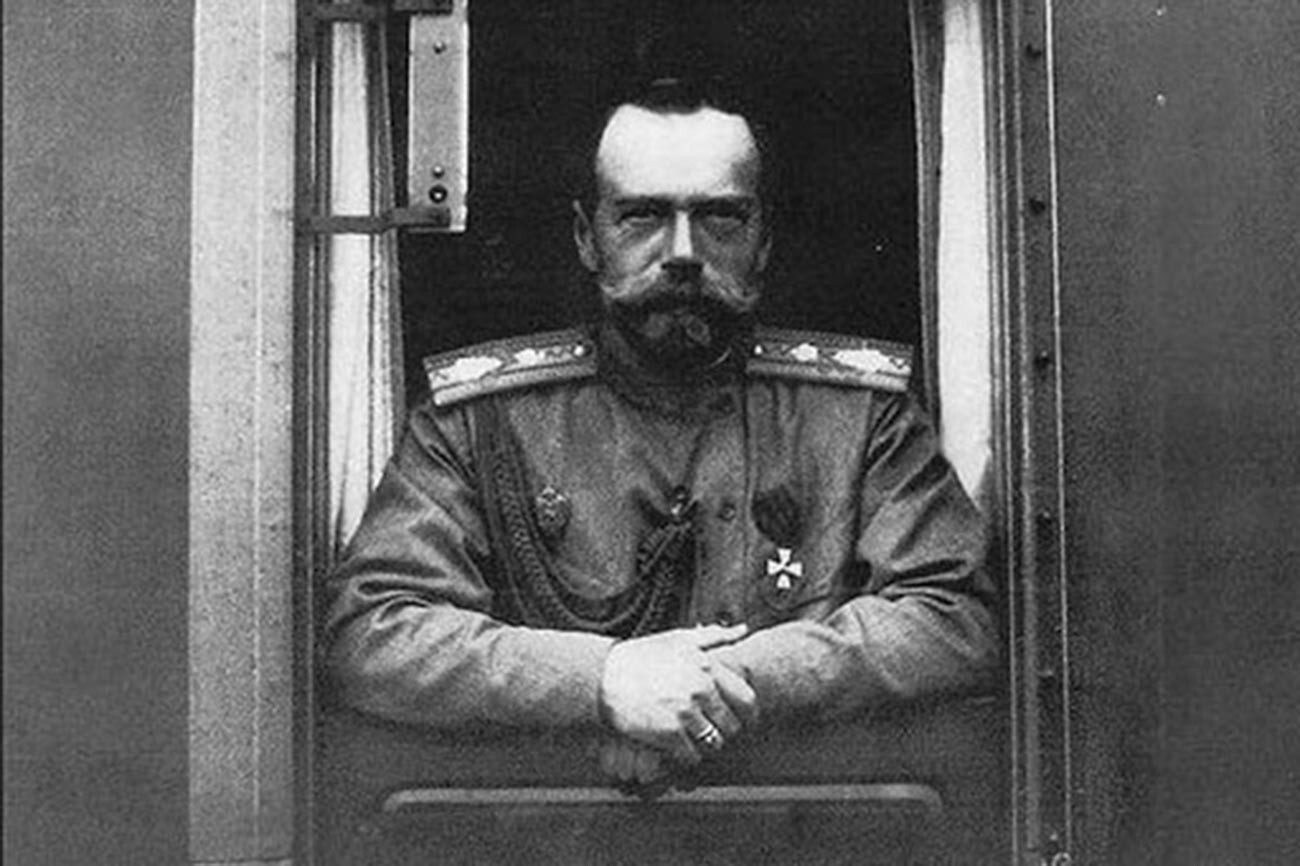 Nicolás II mirando por la ventanilla de su tren personal