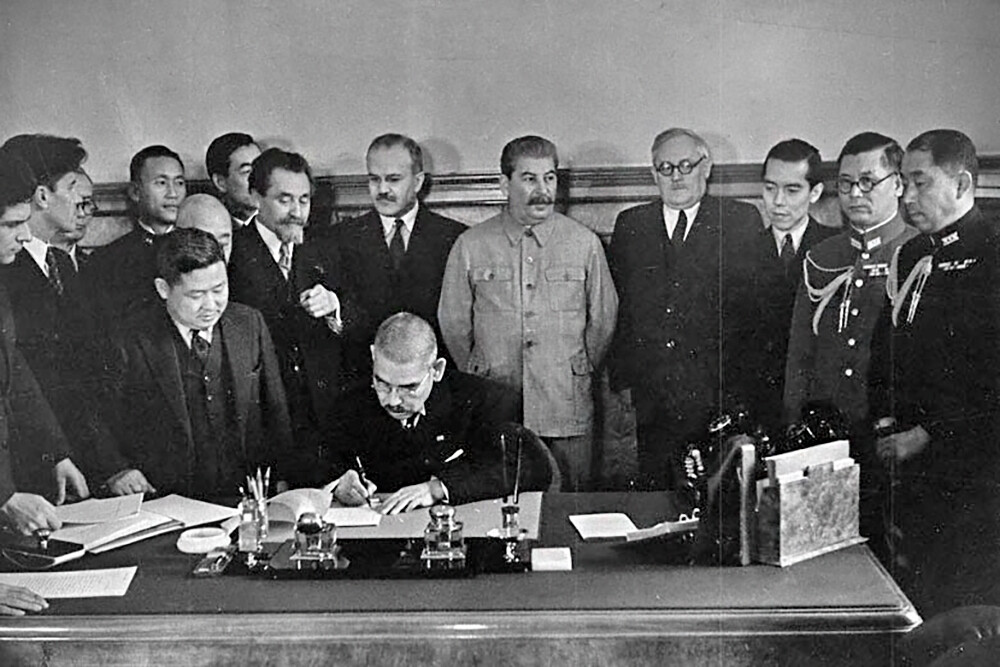 Der japanische Außenminister Yosuke Matsuoka unterzeichnet den Neutralitätspakt zwischen der UdSSR und Japan.