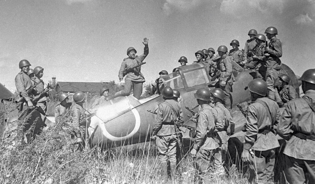 Sowjetische Soldaten auf dem japanischen Flugplatz in der Mandschurei.