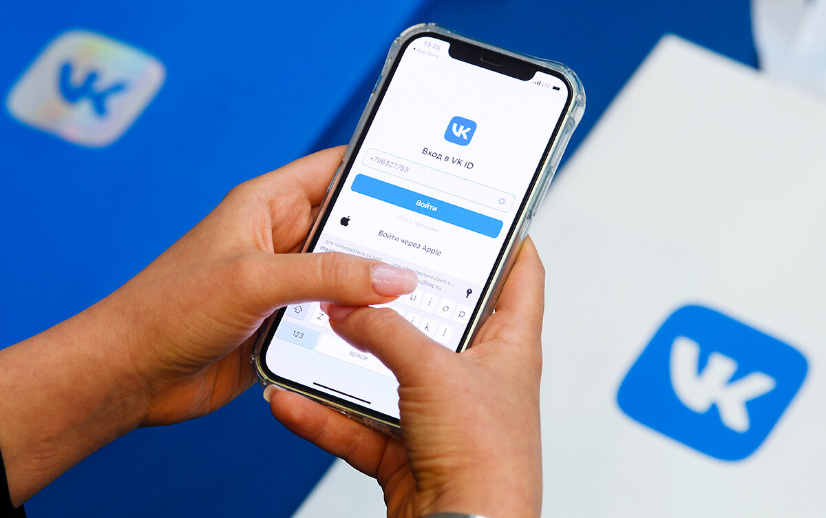 La red social Vkontakte en la pantalla de un 'smartphone'.