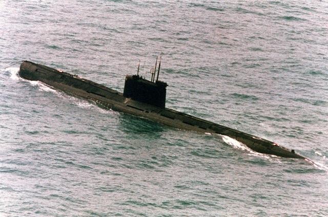 Un submarino del proyecto 641B fotografiado desde el aire en 1993.