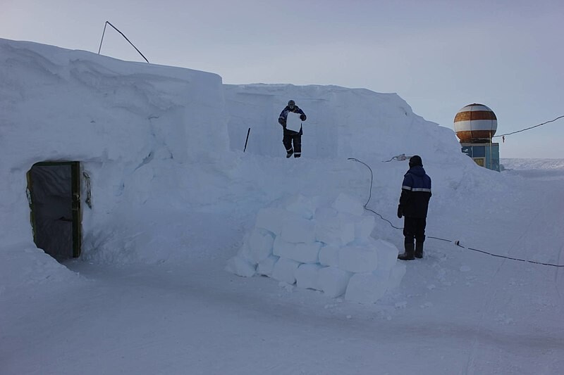 Cortando hielo para obtener agua en la Vostok