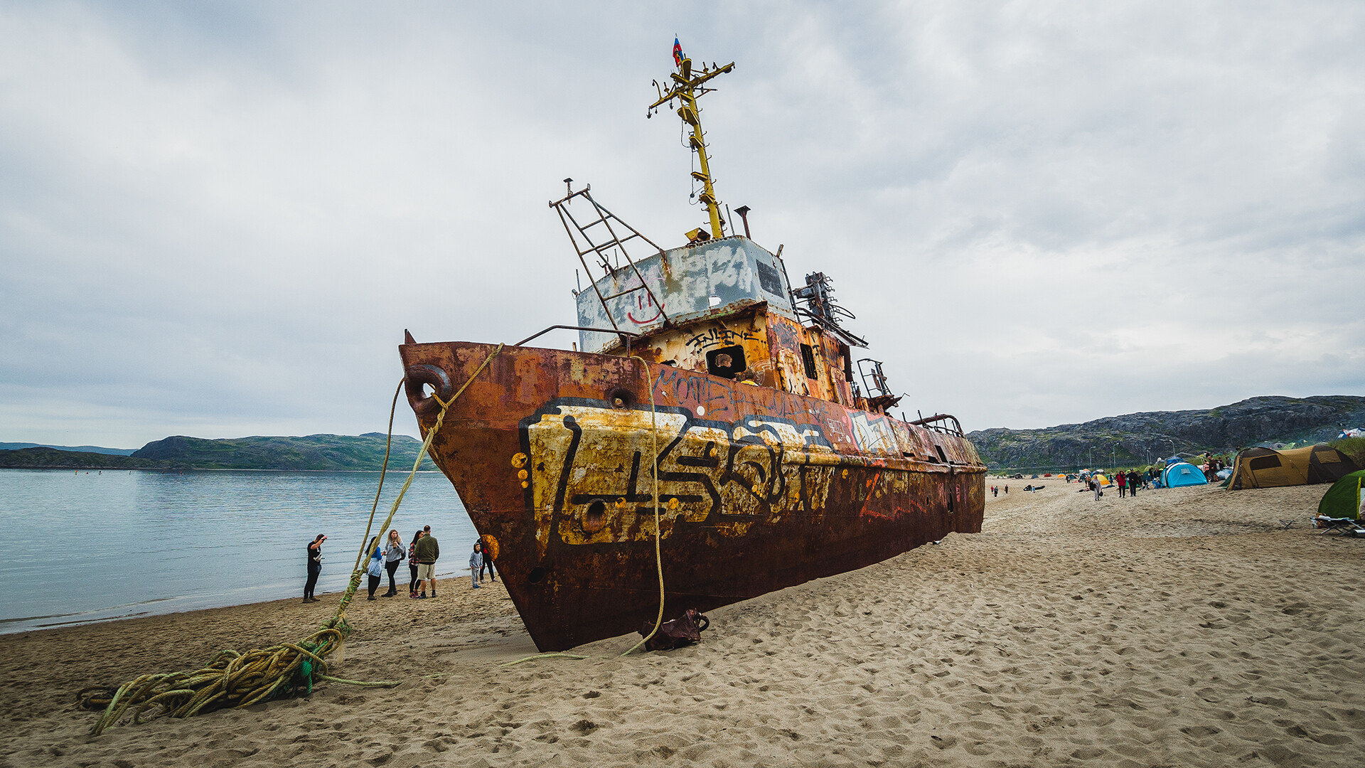 Заброшенный корабль на пляже Териберки