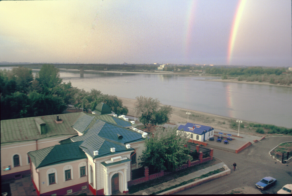 Omsk. Río Irtish, panorama matinal con arco iris. Primer plano: Mansión K. A. Batiushkin (residencia del almirante Alexander Kolchak en 1919). 19 de septiembre de 1999