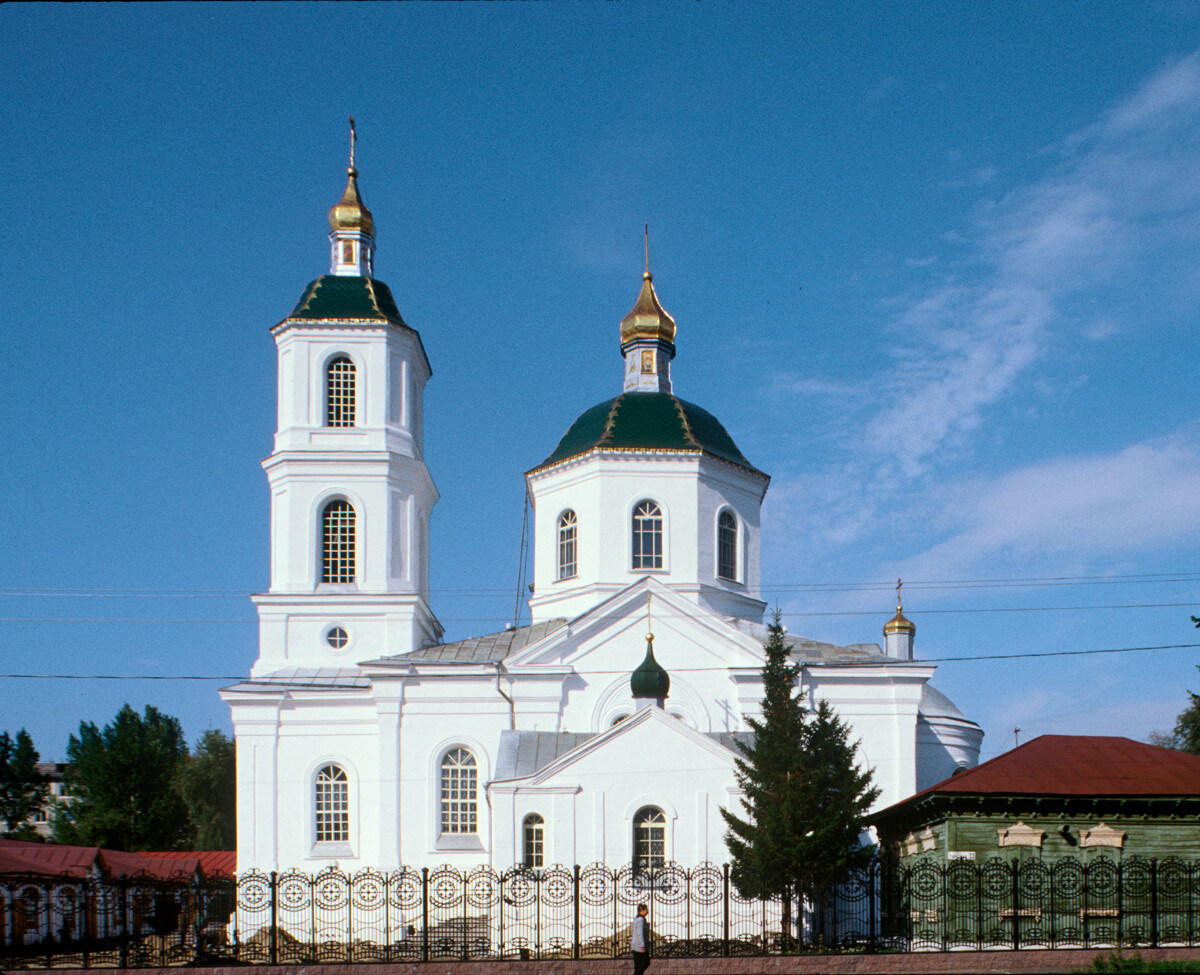 Omsk. Catedral de la Elevación de la Cruz, vista sur. 15 de septiembre de 1999