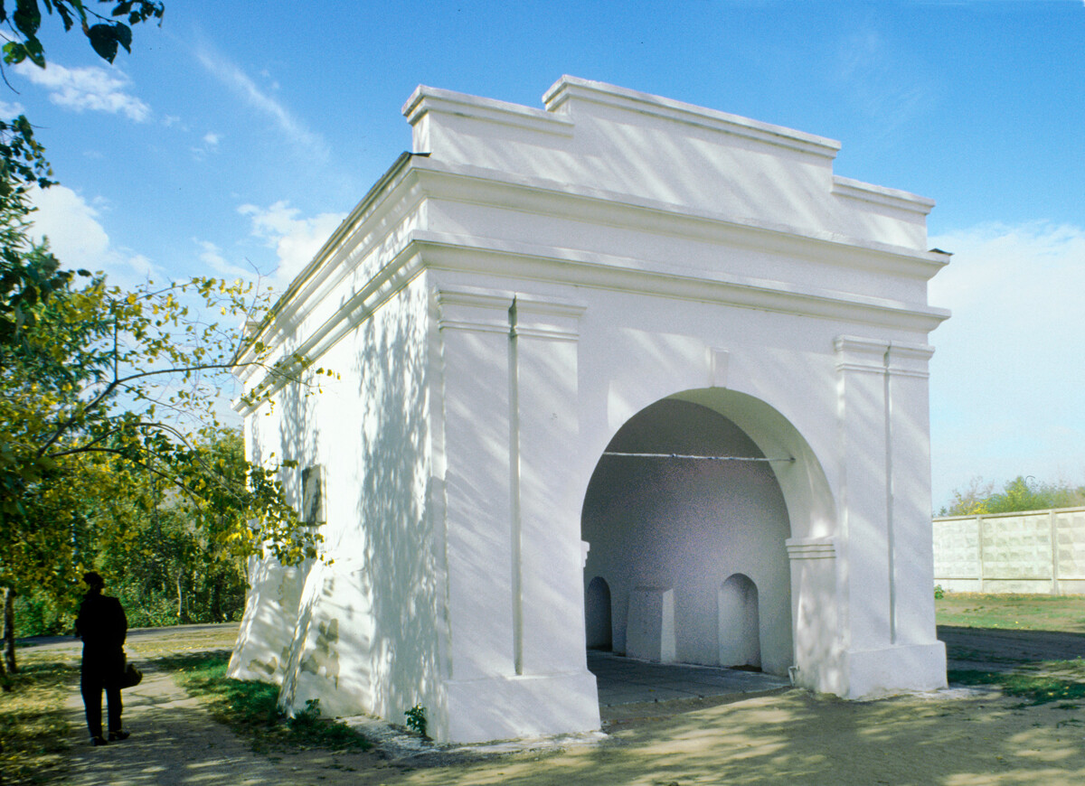 Fortaleza de Omsk. Puerta de Tobolsk (construida originalmente en 1792), la única de las puertas históricas de la fortaleza de Omsk que ha sobrevivido. 15 de septiembre de 1999