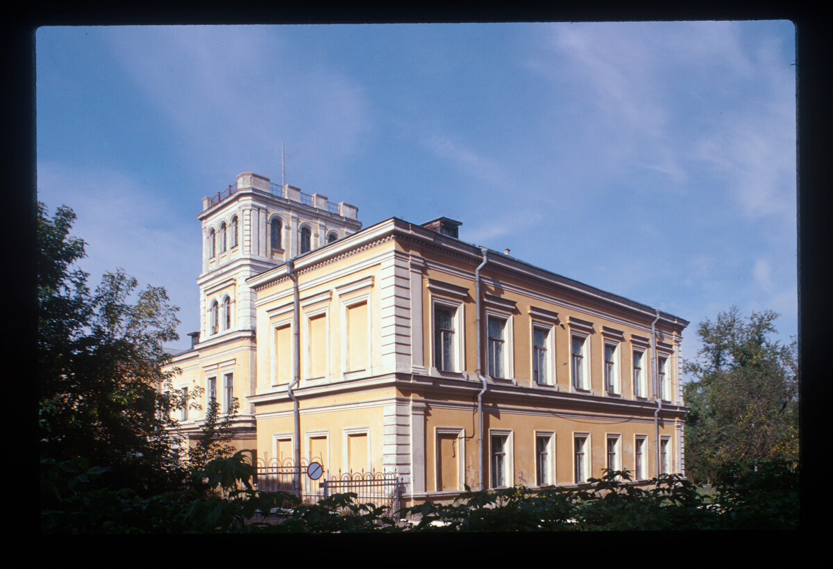 Residencia del Gobernador General de Siberia Occidental (calle Lenin 23), construida en 1859-62 por Friedrich Wagner para el gobernador Gustav Gasford. Actualmente es uno de los tres edificios del Museo de Arte de Omsk. 18 de septiembre de 1999