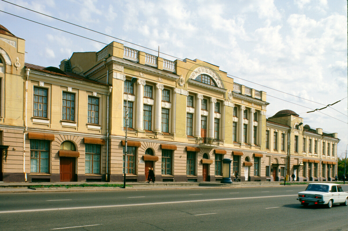 Edificio de comercio de la ciudad (calle Lenin 3), construido en 1914 por Andrei Kriachkov. Actualmente es el edificio principal del Museo de Arte de Omsk. 16 de septiembre de 1999