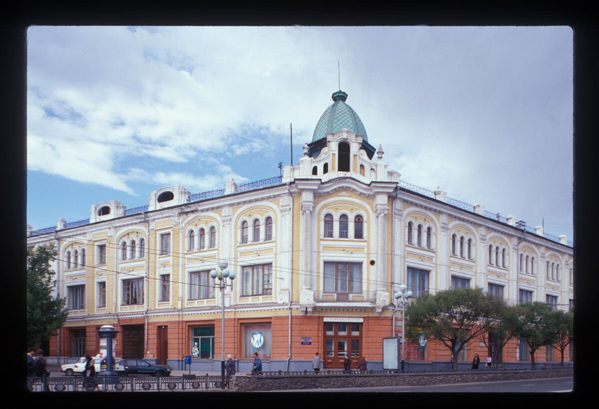 Edificio de los hermanos Ovsianikov-Ganshin e Hijos (calle Lenin 12), terminado en 1906 para una importante empresa textil. Actualmente es la Academia de Medicina de Omsk. 15 de septiembre de 1999