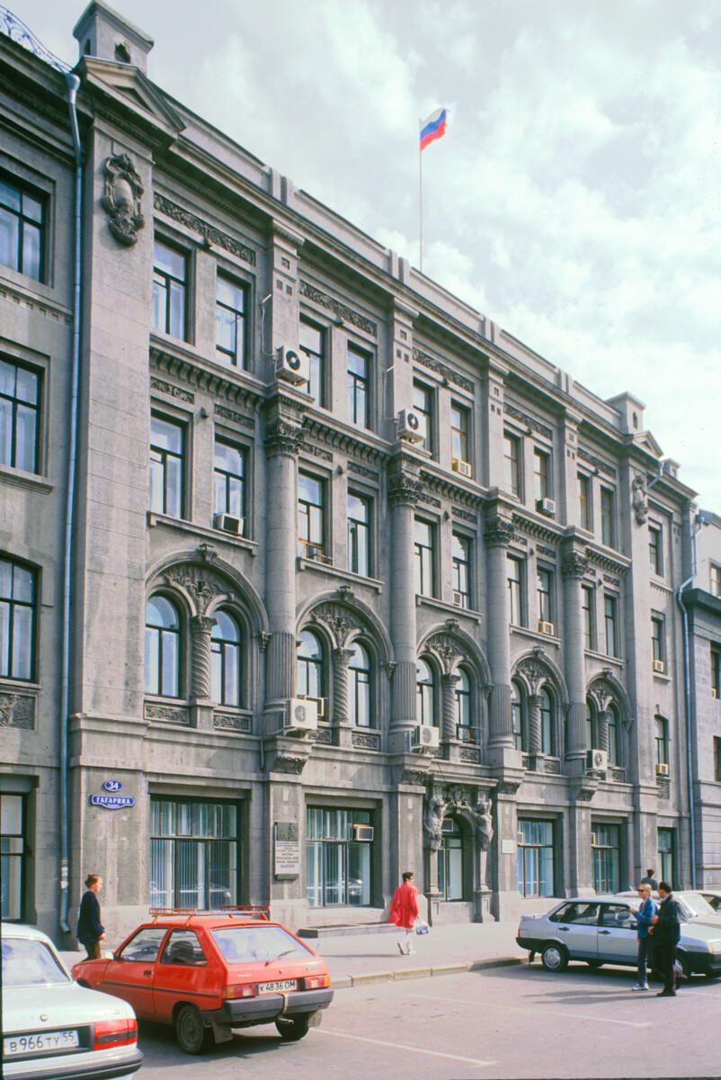 Banco Ruso-Asiático (calle Gagarin 34), construido en 1915-17 por Fiódor Chernomorchenko. Actualmente es el Ayuntamiento de Omsk. 16 de septiembre de 1999