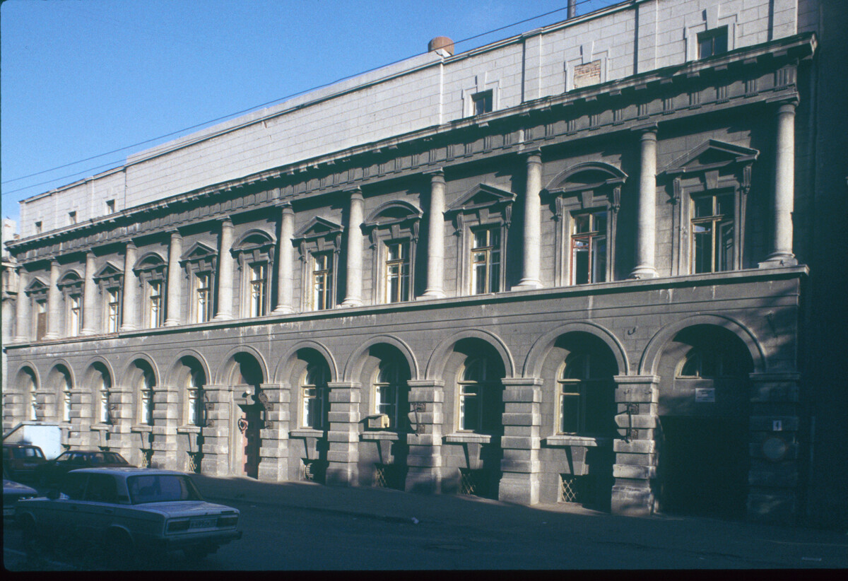  Edificio ‘Treugolnik’ (Russian-American Rubber Co.), calle K. Liebknecht (antes Gasford) 4, construido por Nikolái Verevkin en 1914-15. 15 de septiembre de 1999