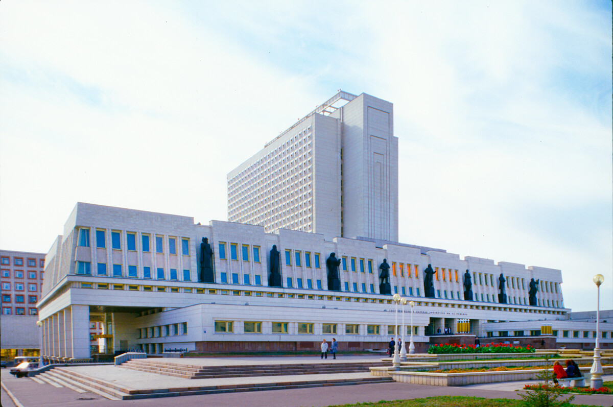 Biblioteca Regional de Omsk. Construida entre 1986 y 1995 por los arquitectos Galina Naritsina y Yuri Zajarov. 18 de septiembre de 1999