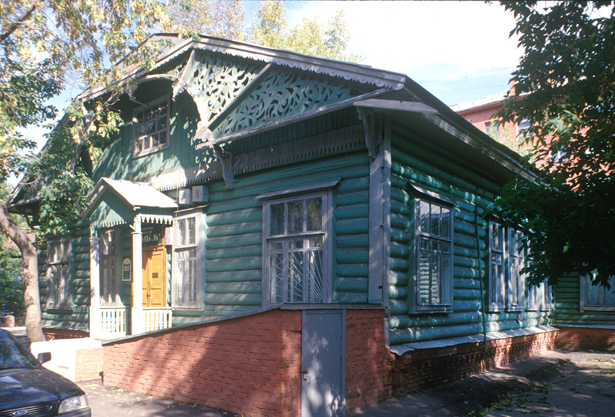 Log house near Tara Street. Note decorative fretwork on cornice. Foreground: entrance to storage cellar. Photo: September 15, 1999