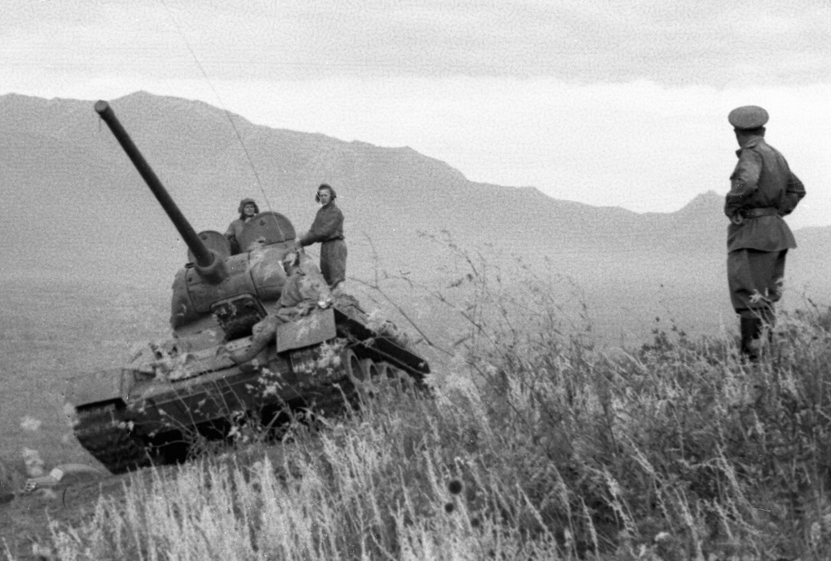 La guerre soviéto-japonaise de 1945. Des unités de chars de l'armée soviétique traversent la chaîne montagneuse volcanique Grand Khingan.