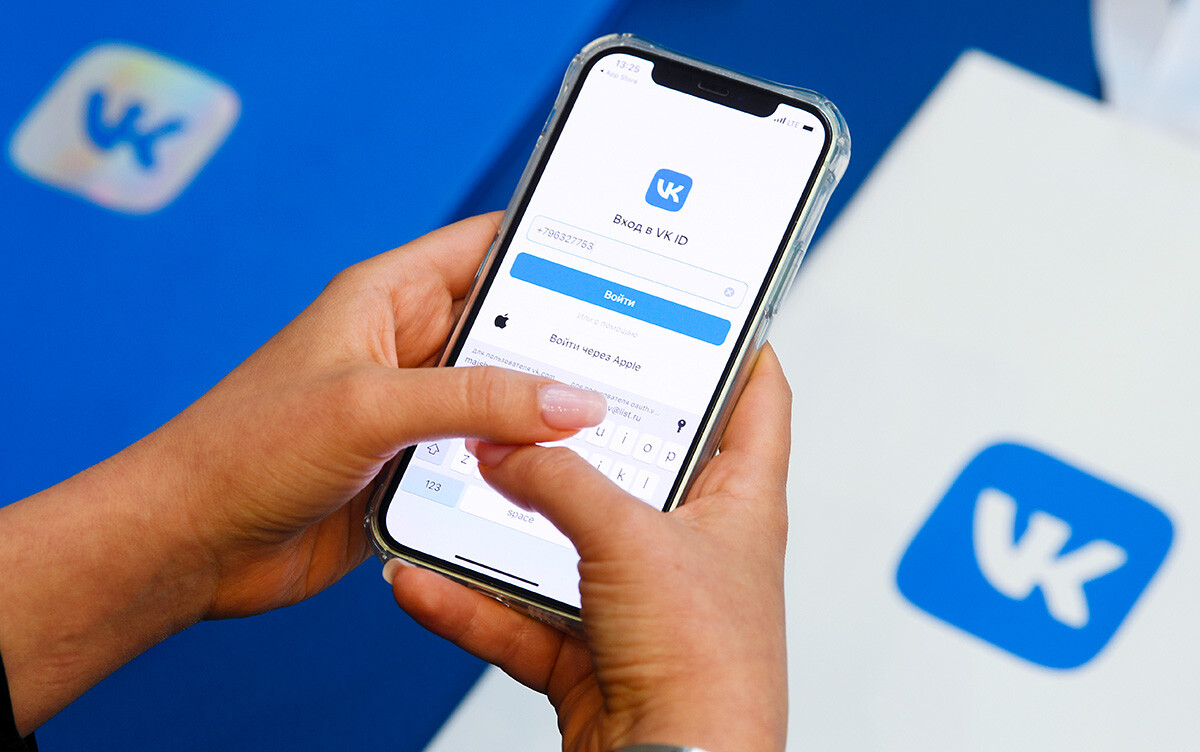 Stran družabnega omrežja Vkontakte na zaslonu pametnega telefona. 