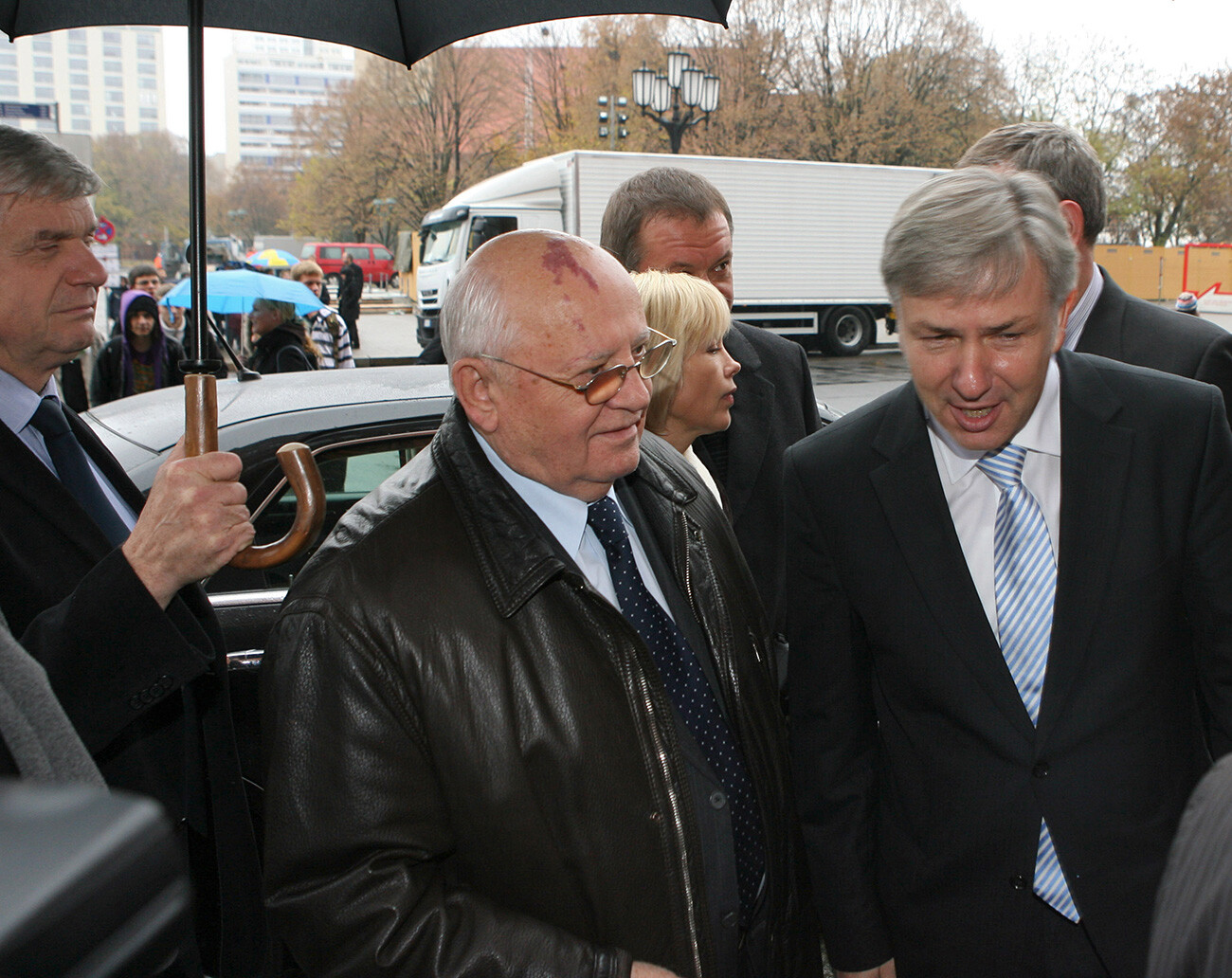 Mijaíl Gorbachov (a la izquierda), invitado de honor en el 20º aniversario de la caída del Muro de Berlín, y el alcalde de Berlín, Klaus Wowereit. 