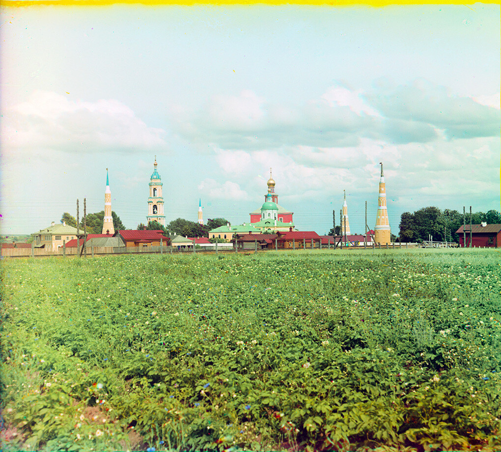 Environs de Kolomna. Monastère de l’Épiphanie Staro-Goloutvine. De gauche à droite : tour d’angle nord-ouest, clocher, tour d’angle nord-est, cathédrale de l’Épiphanie et église Saint-Serge, tour d’angle sud-ouest, tour d’angle sud-est. Premier plan : chemin de fer et champ de pommes de terre. 