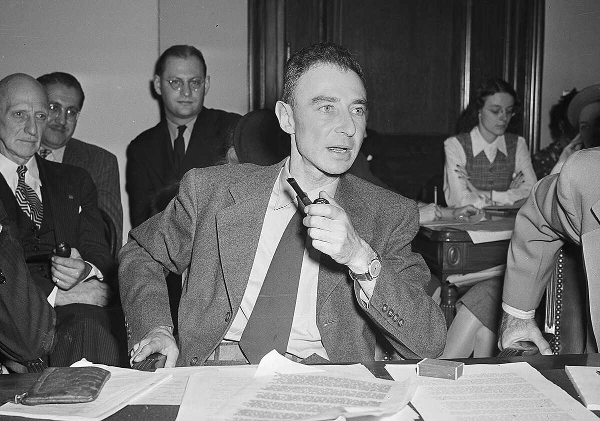 17 октомври 1945 г. Д-р Дж. Робърт Опенхаймер от лабораториите в Ню Мексико за проекта за създаване на атомна бомба, свидетелства пред комисията по военните въпроси на Сената във Вашингтон
