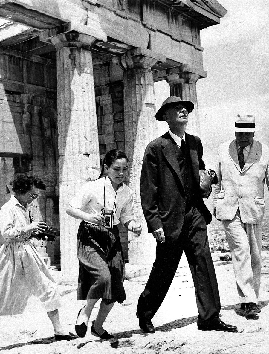 Д-р Дж. Робърт Опенхаймер, съпругата му Катрин и дъщеря Тони посещават Акропола в Атина, Гърция, 28 май 1958 г.
