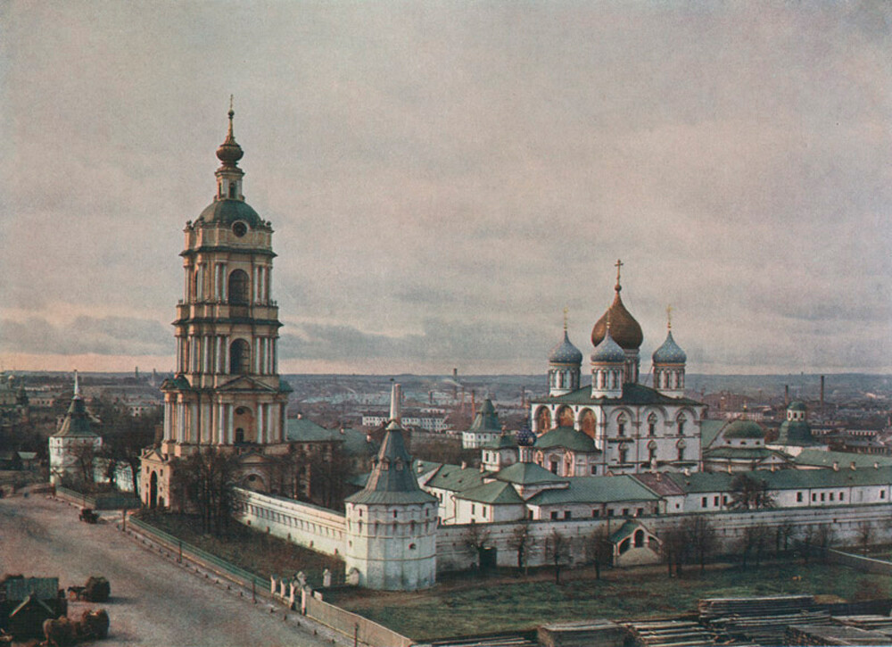 Mosca. Monastero Novospasskij, vista nord-est con campanile e cattedrale della Trasfigurazione. Stampa a colori pubblicata in P. G. Vasenko, “I boiardi Romanov e la messa sul trono di Michele di Russia”  (San Pietroburgo, 1913) Estate 1912
