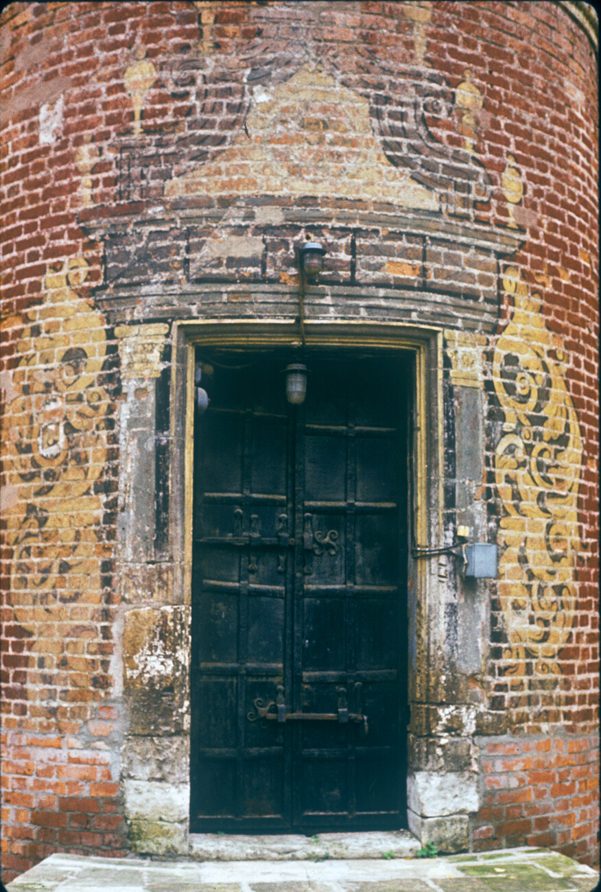 Monastero Vysoko-Petrovskij. Cattedrale del Metropolita Pietro, facciata ovest e portale con resti della decorazione pittorica della facciata della fine del XVII secolo. 9 ottobre 1979
