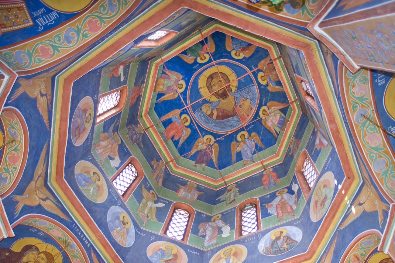 Monastero Vysoko-Petrovskij. Cattedrale del Metropolita Pietro, interno. Vista della cupola con dipinti murali di Cristo e degli arcangeli. 2 agosto 2015