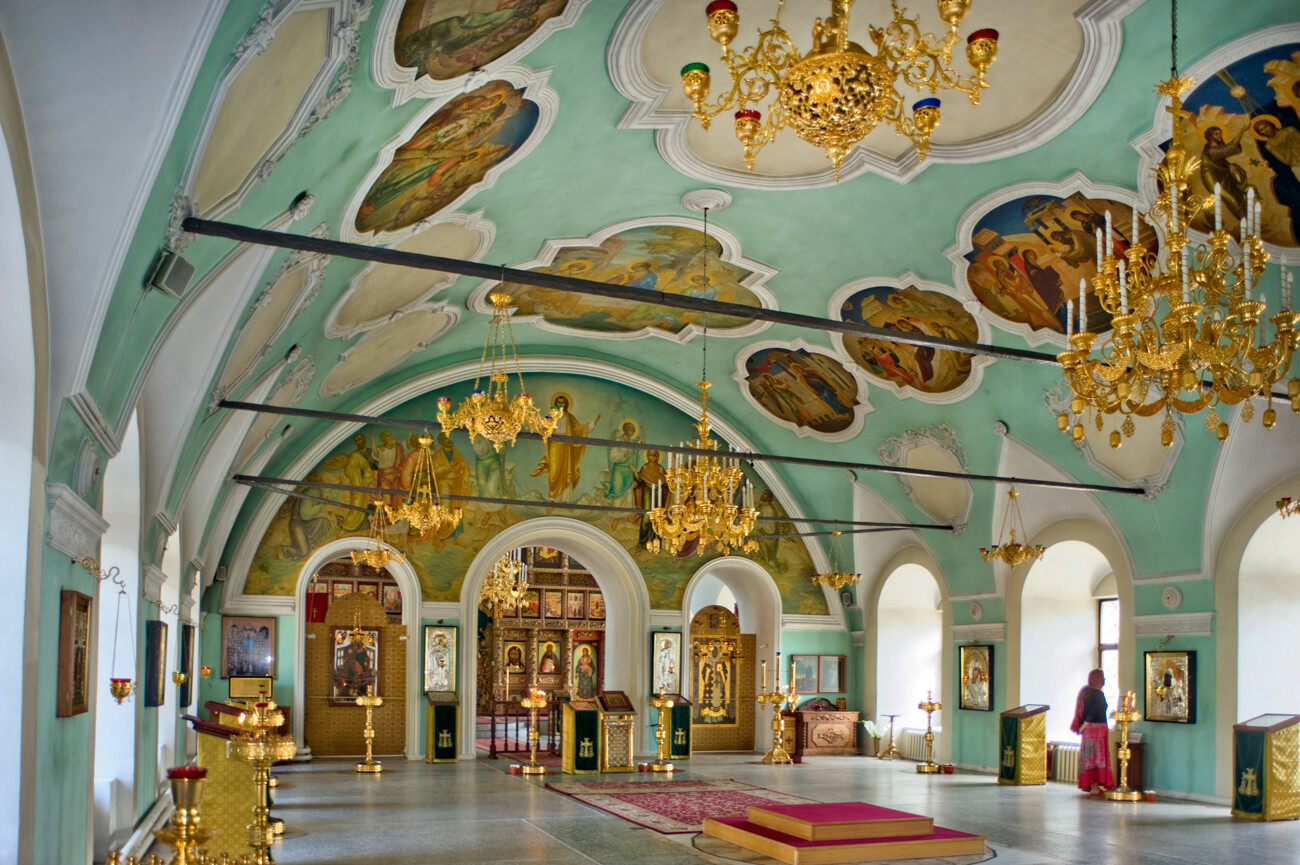 Monastero Vysoko-Petrovskij. Chiesa del refettorio di San Sergio di Radonezh. Interno, vista a est dalla sala del refettorio. 2 agosto 2015
