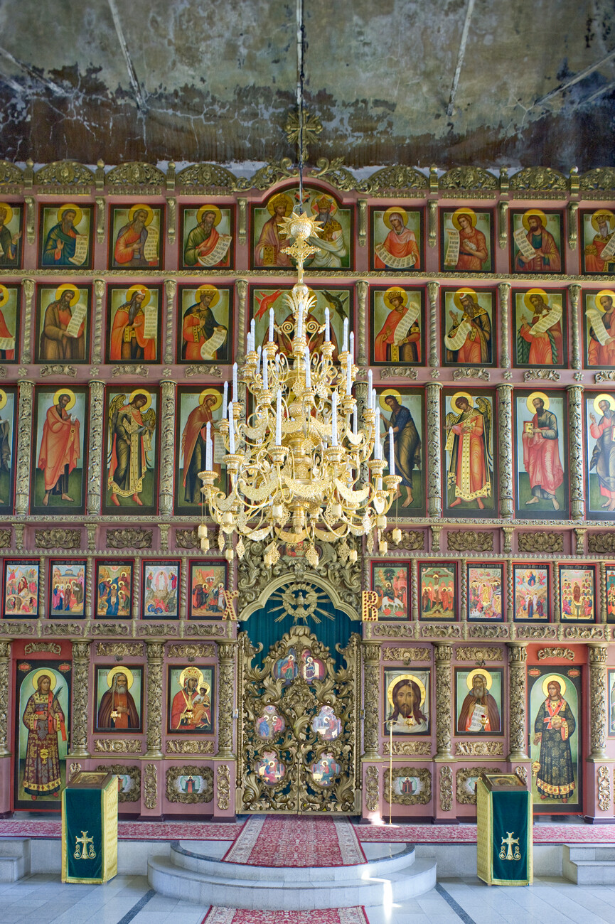 Monastero Vysoko-Petrovskij. Chiesa del Refettorio di San Sergio di Radonezh. Interno, vista a est verso la nuova iconostasi. 22 agosto 2015
