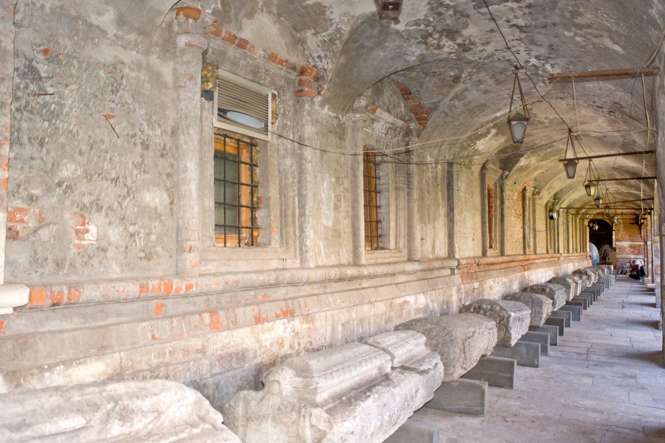 Monastero Vysoko-Petrovskij. Chiesa del Refettorio di San Sergio di Radonezh. Facciata sud, galleria al piano terra con sarcofagi del XVII secolo provenienti dal cimitero del monastero. 2 agosto 2015