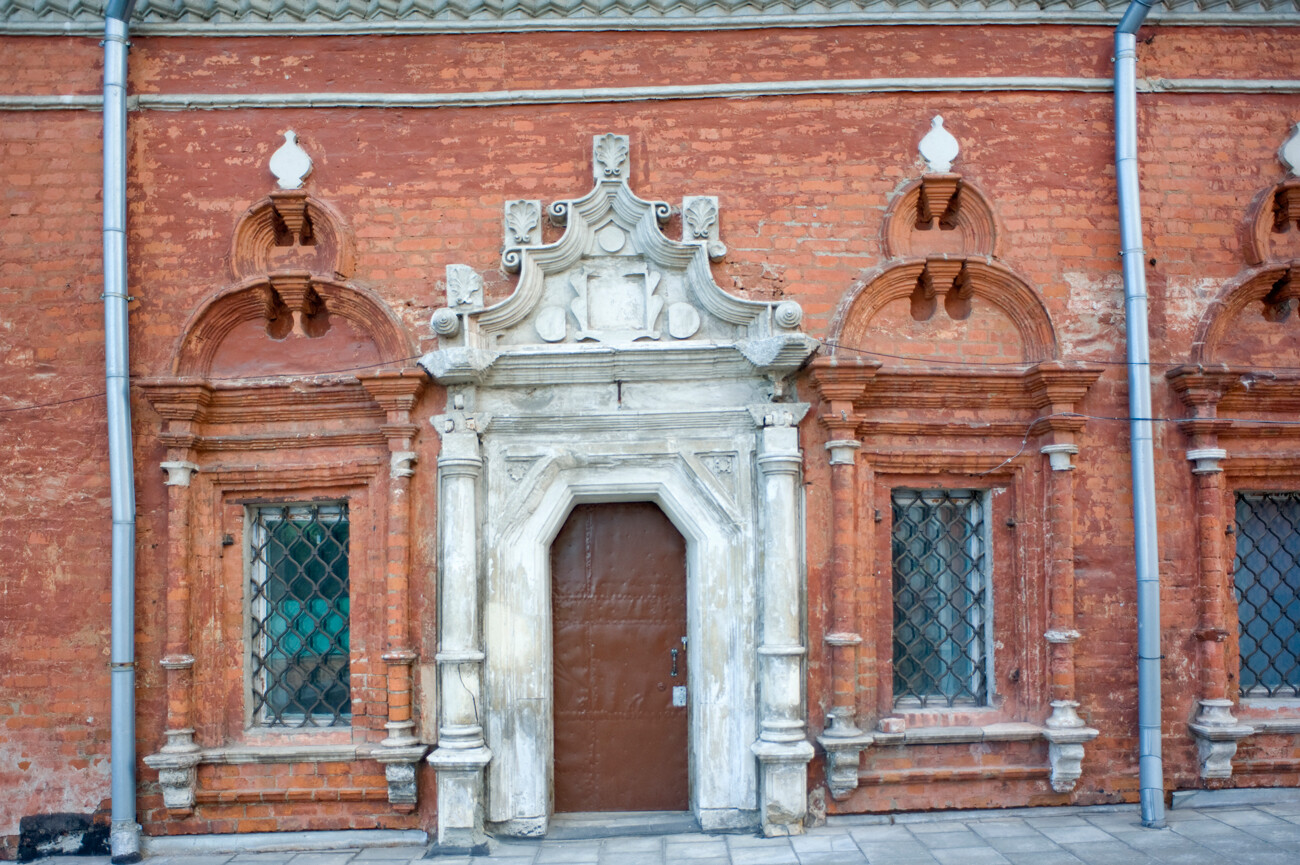 Monastero Vysoko-Petrovskij. Chiostro, facciata est con portale decorativo in calcare. 2 agosto 2015
