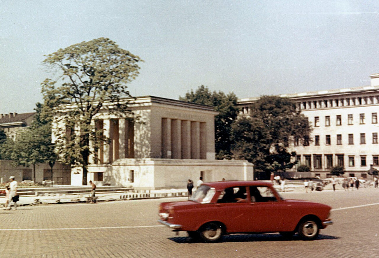 Пред Мавзолея на Георги Димитров в София